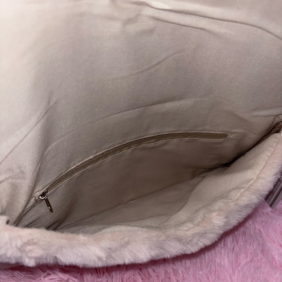 ✨OFFERS WELCOME✨NWT! Beige Faux Fur Clutch - Picture 2 of 3